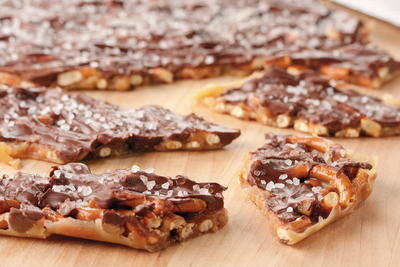 Salted-Chocolate-Pretzel-Toffee_ArticleImage-CategoryPage_ID-1912636